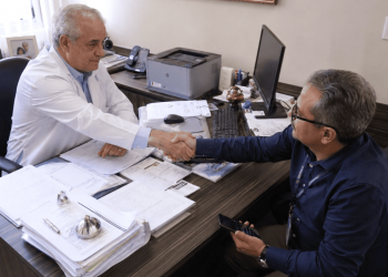 “Pacientes auditando o juízo médico? LLMs alfabetizando usuários em saúde?”